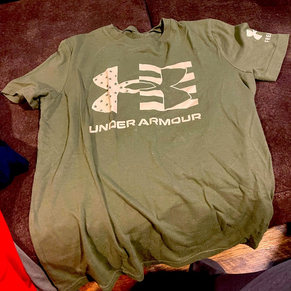 Boys size 7/8 under armor freedom shirt